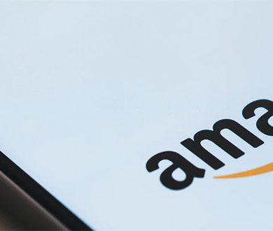 Mobiltelefon med Amazon-logotyp
