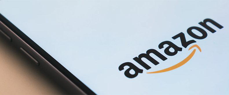Mobiltelefon med Amazon-logotyp