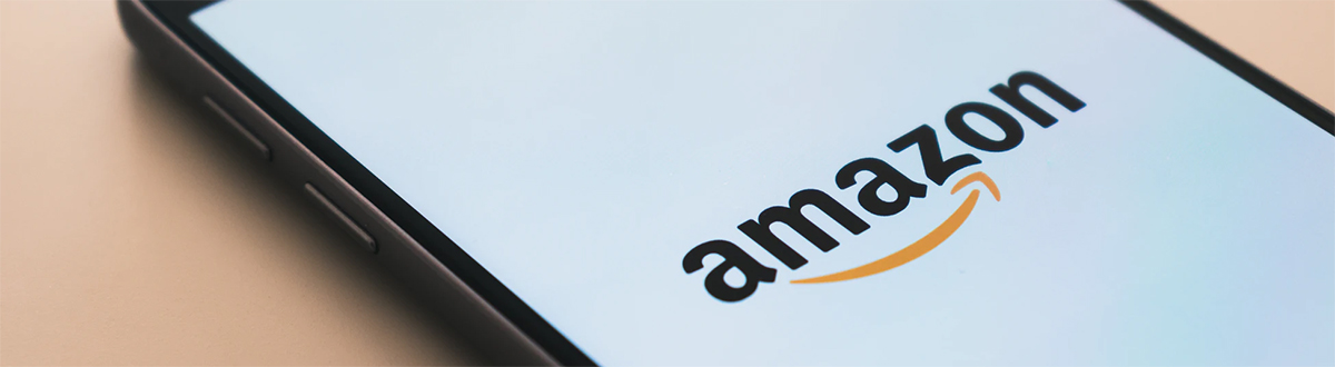 Mobiltelefon med Amazon-logotyp