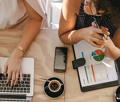 Två personer arbetar med marknadsföring