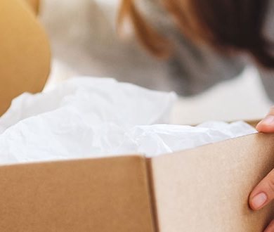 Person som packar upp ett paket