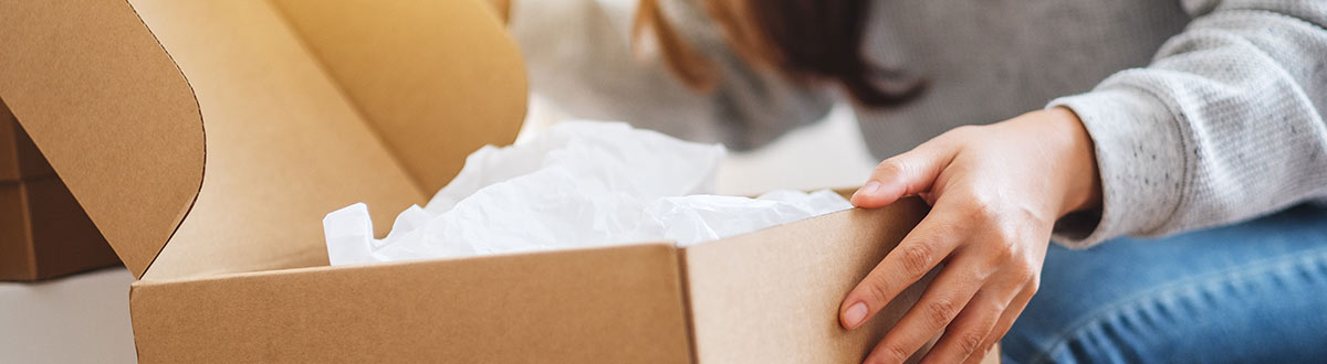 Person som packar upp ett paket