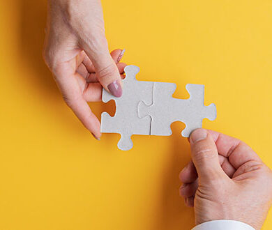 Två händer med två pusselbitar