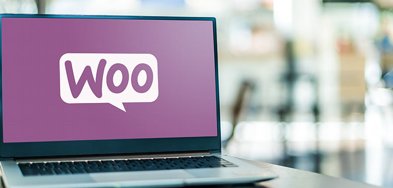 Laptop med WooCommerce logotyp
