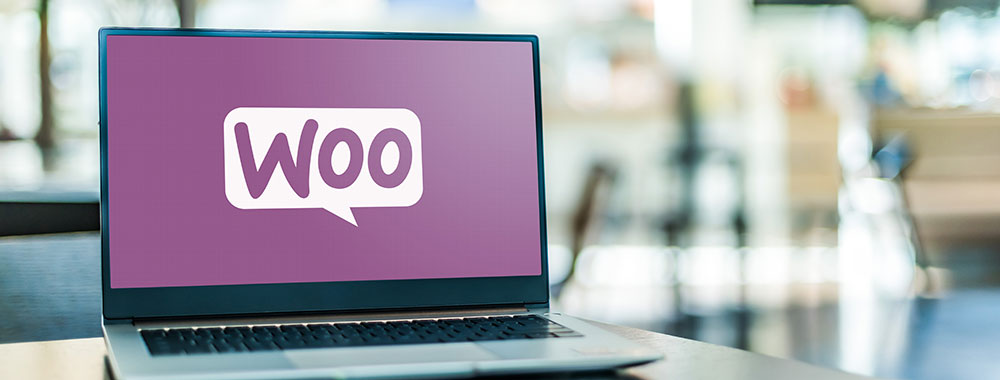 Laptop med WooCommerce logotyp