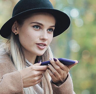 Kvinna i park använder voice search