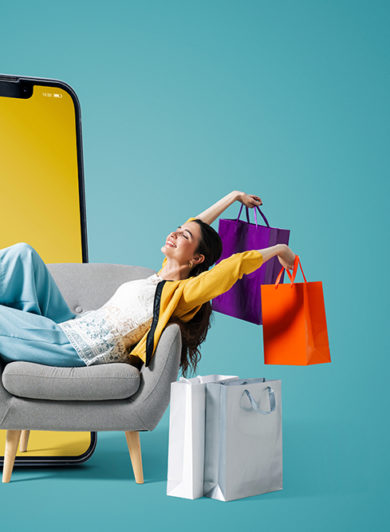 Kvinna shoppar i mobilen