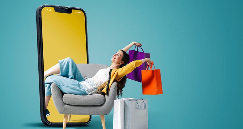 Kvinna shoppar i mobilen