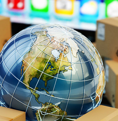 Jordglob på tangentbord med e-handelslådor