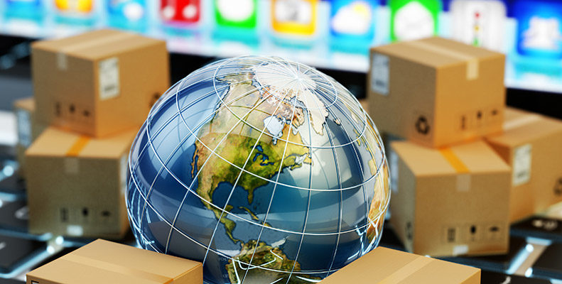 Jordglob på tangentbord med e-handelslådor